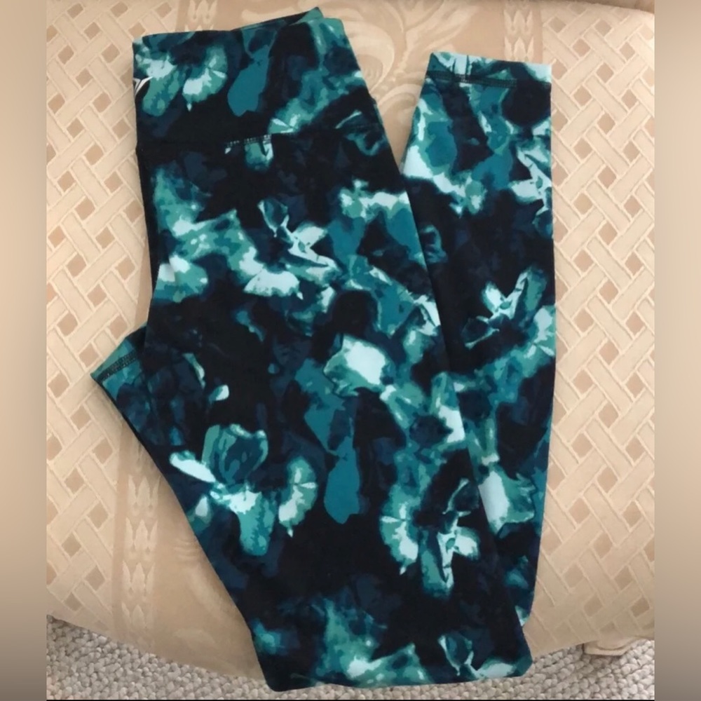 Old Navy black and green active leggings.